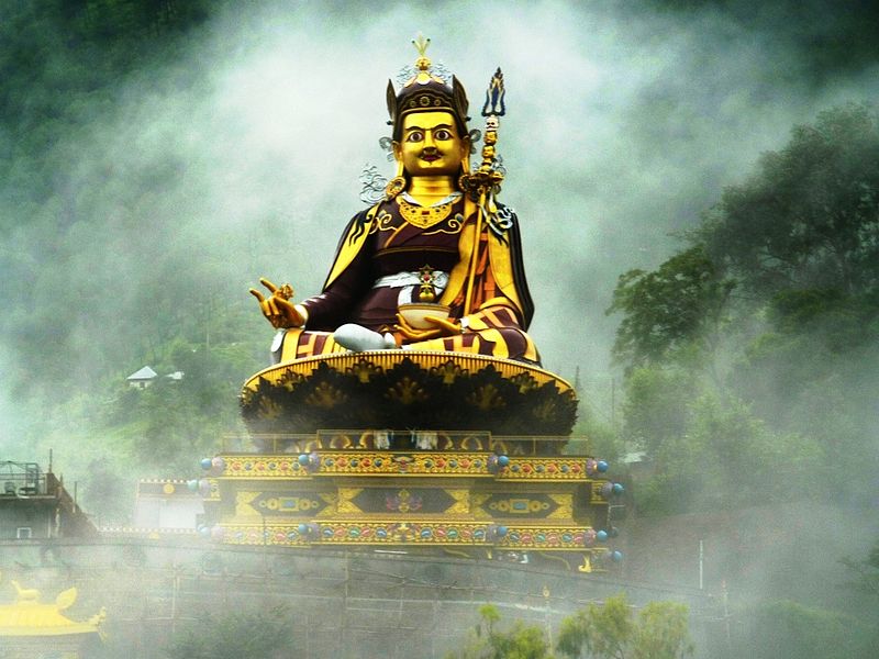 800px-Guru_Rinpoche_in_mist_2